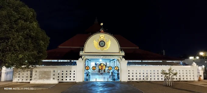masjid gedhe keraton jogja tampak depan saat malam hari