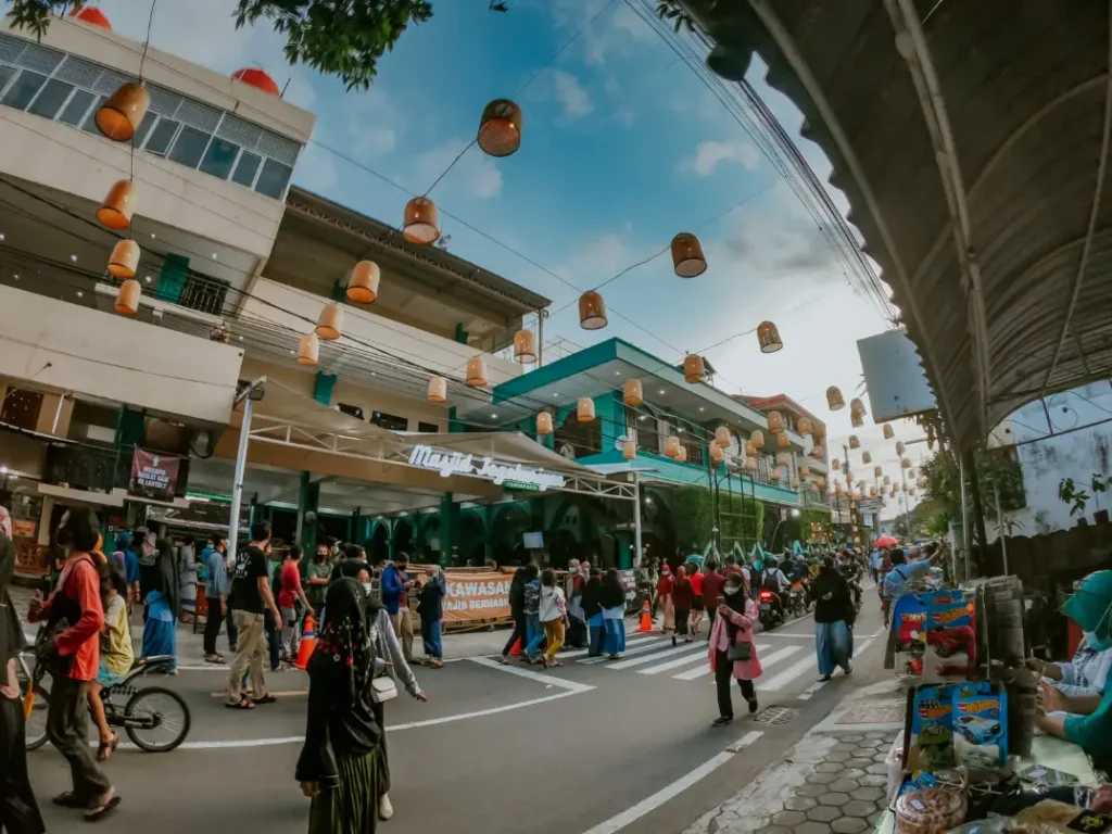 masjid jogokariyan tampak depan ketika sedang ramai orang