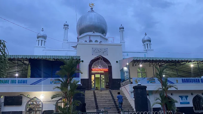 masjid syuhada jogja tampak depan saat sore menjelang malam hari