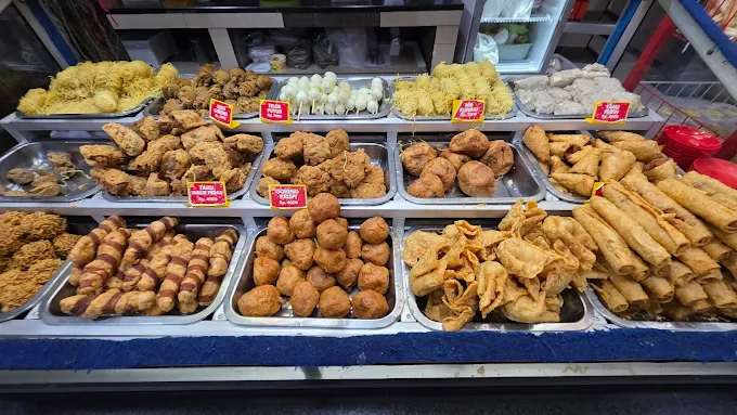 menu bakso kota cak man yang dijejer prasmanan di etalase