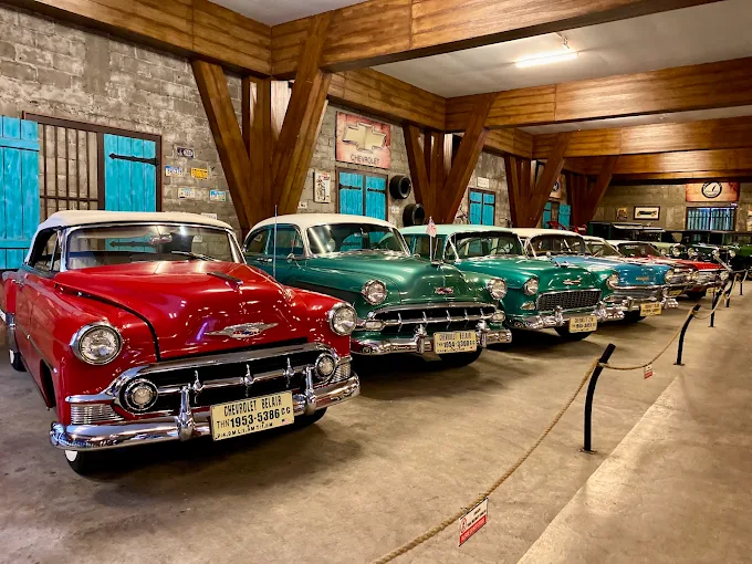 pameran mobil chevrolet tua berjejer di museum