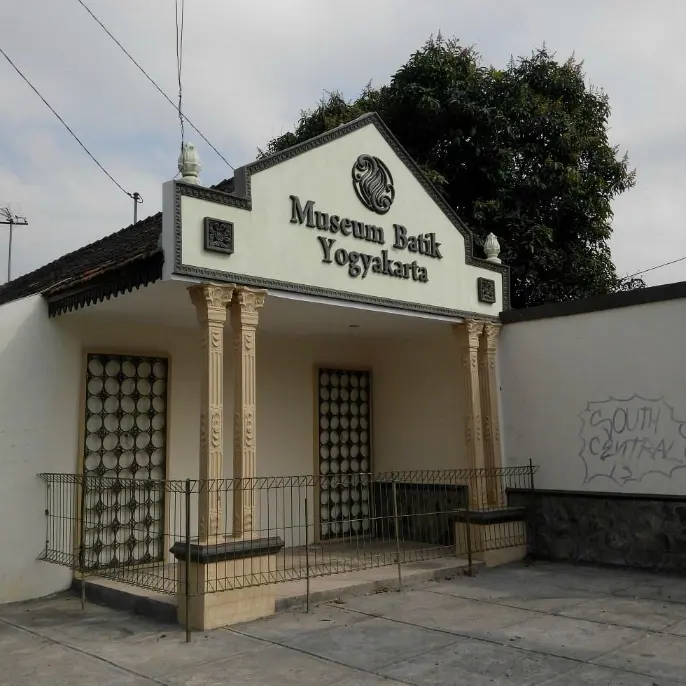 monumen museum batik yogyakarta tampak depan
