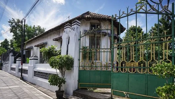 tampak depan rumah indische atau rumah pocong sumi di kotagede jogja