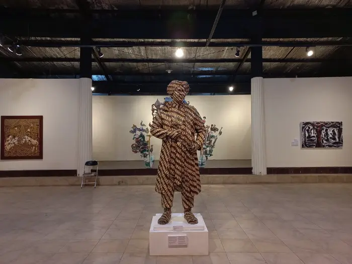 Gambar patung dengan motif full batik di pendhapa art space jogja