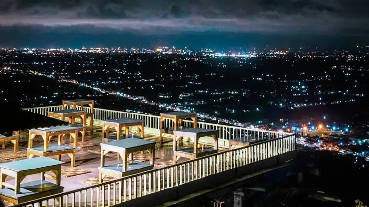 pemandangan bukit bintang jogja di malam hari tampak atas