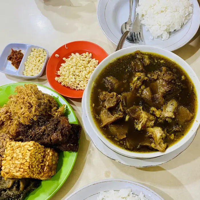 rawon nguling malang dengan lauk dan toge