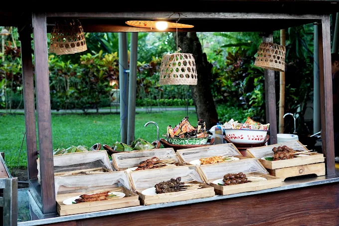 sate angkringan berjejer di gerobak angkringan at hyatt jogja