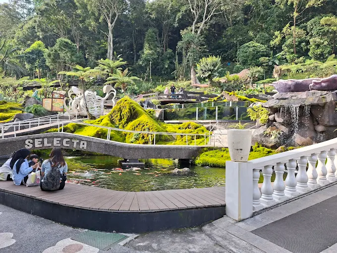 pemandangan taman dan sungai buatan di selecta batu