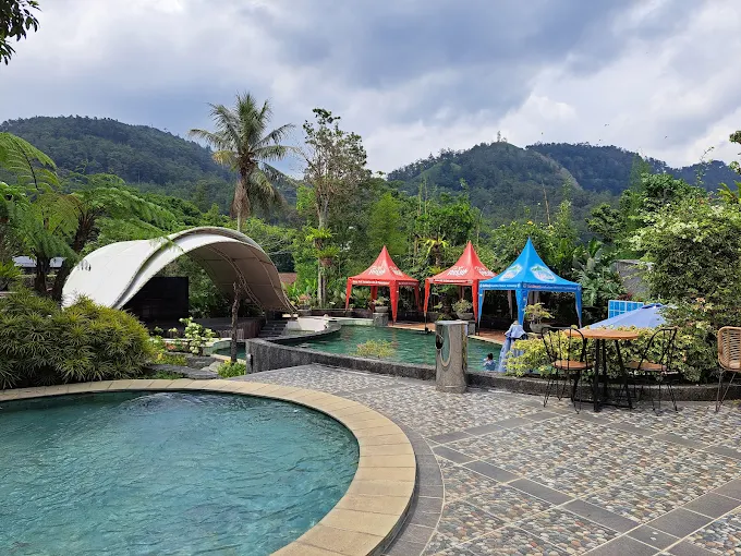 kolam renang di songgoriti hot spring pemandian air panas di batu malang