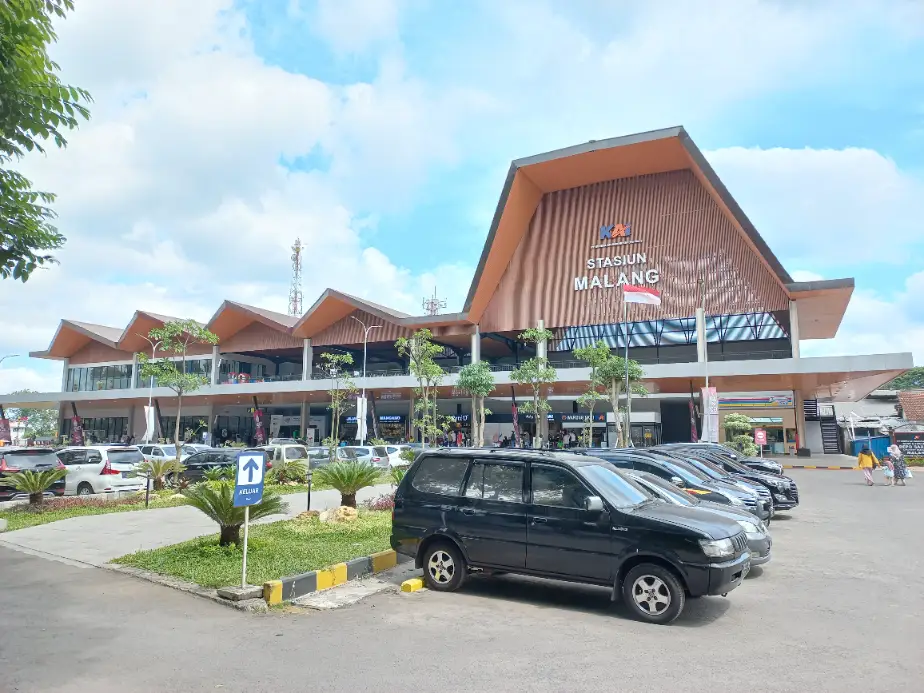 stasiun kota malang tampak depan bangunan saat sing hari