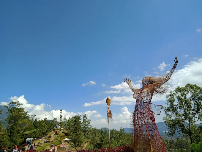 pemandangan langit dan patung wanita di taman langit gunung banyak