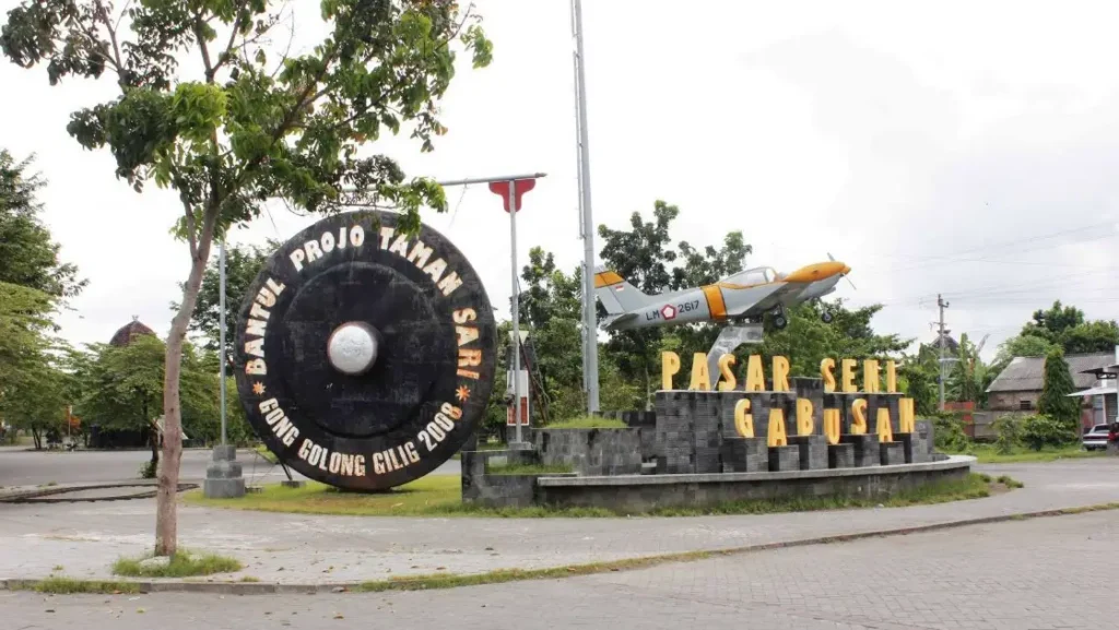tampak samping monumen pasar seni gabusan jogja