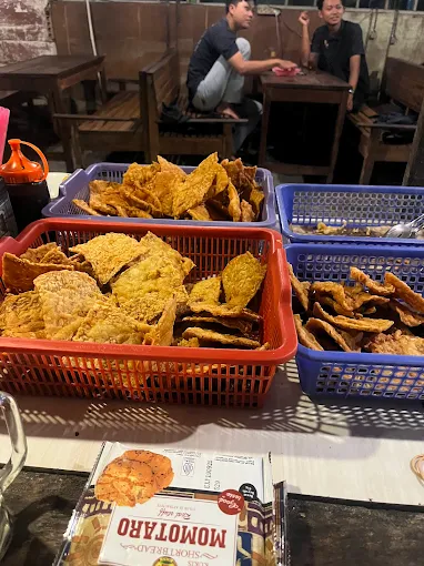 tempe goreng di keranjang kecil angkringan elek yo ben palagan jogja