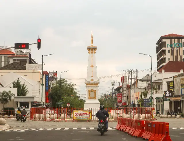 gambar tugu jogja di siang hari