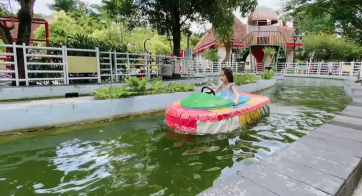 anak sedang naik di atas kapal mini taman pintar