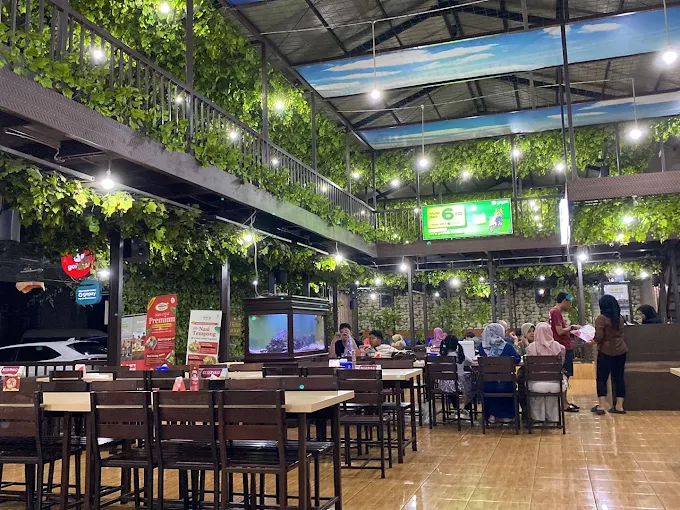 warung lesehan yogyakarta di malang interior