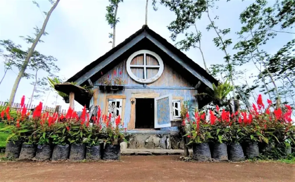 agrowisata bhumi merapi. sebuah rumah khas hobit dengan dihiasi berbagai bunga