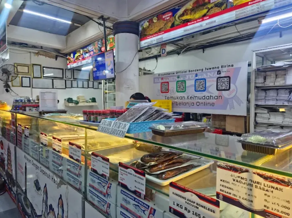 foto bandeng juwana elrina, tampak etalase dengan produk bandeng berbeda