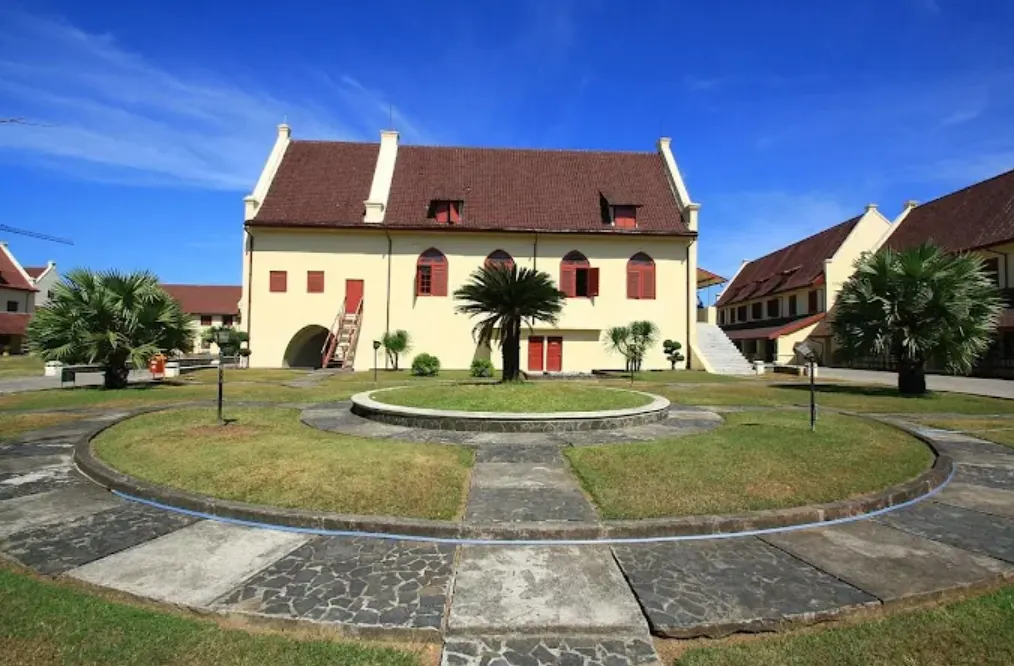 Benteng Rotterdam (Fort Rotterdam): Menjelajahi Kastil Bersejarah