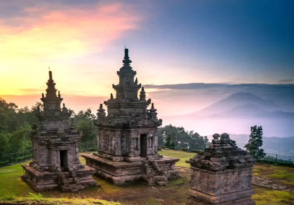 foto Candi Gedong Songo dengan latar belakang lembah dan langit senja