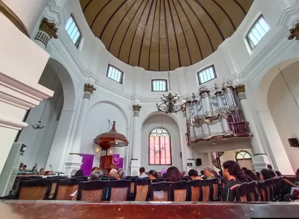 Gereja Blenduk (GPIB Immanuel). foto orang-orang sedang beribadah dalam gereja