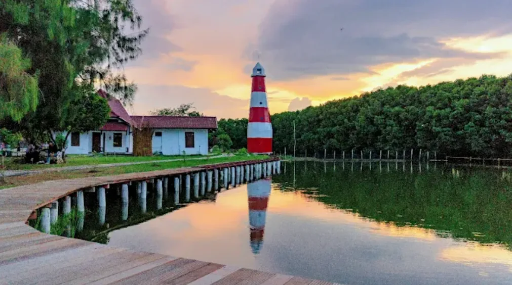 Grand Maerakaca, ada menara berwarna putih dan oranye. ada juga rumah tua dan jembatan kayu