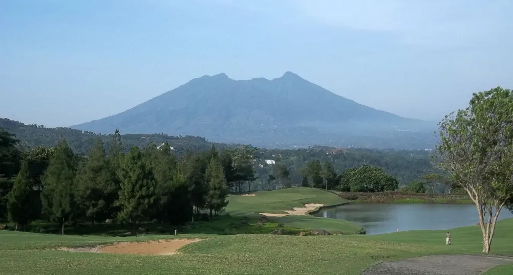 gunung salak terlihat dari jauh