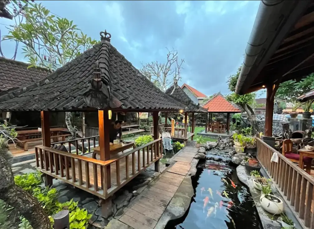 Warung Nasi Ayam Kedewatan Ibu Mangku Seminyak