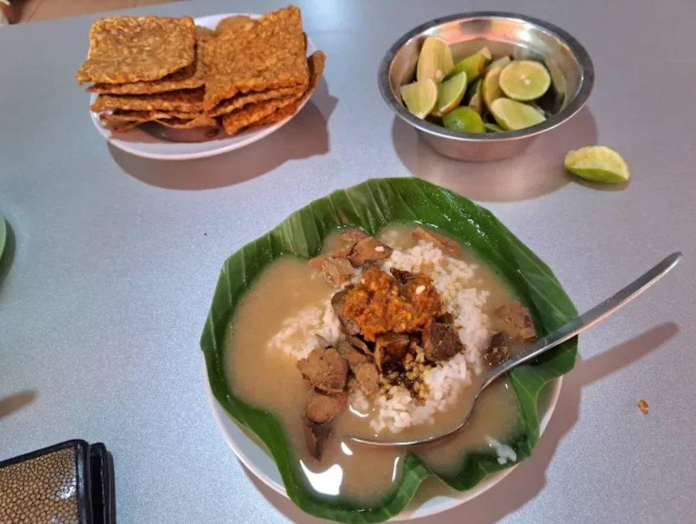 nasi gandul pak mamet, dihidangkan dengan jeruk nipis, dan sepiring tempe