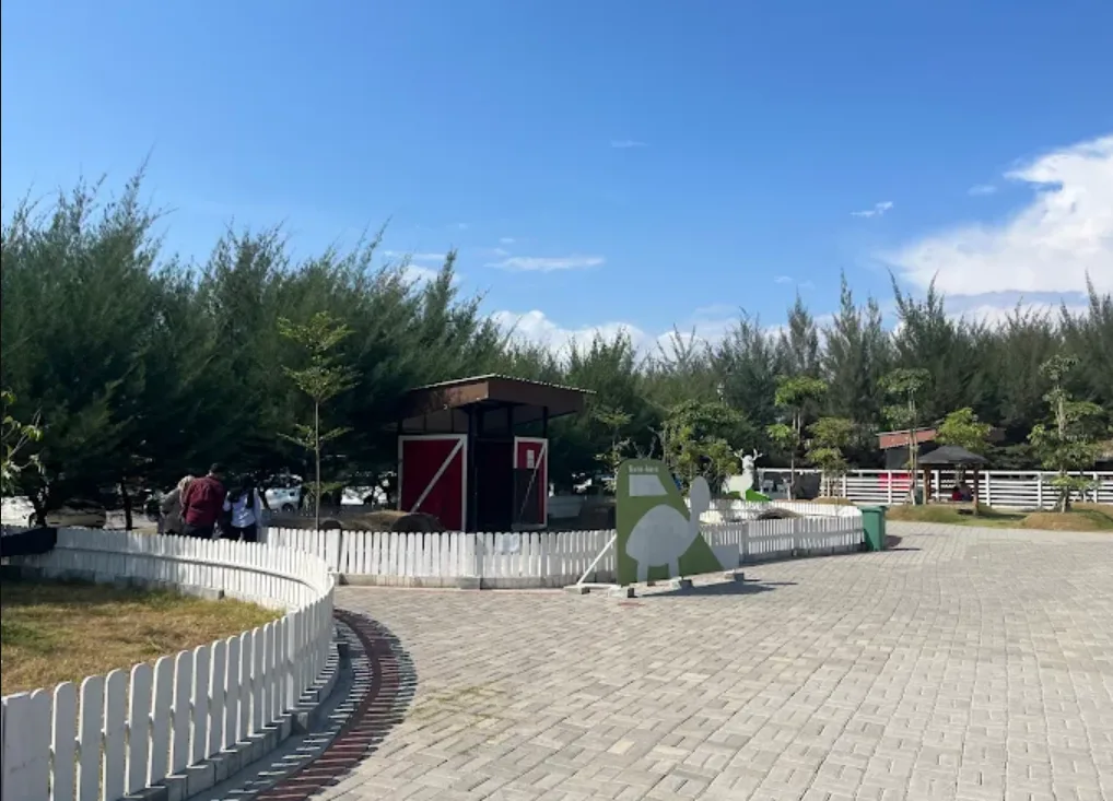 suasana di dalam Romokalisari Adventure Land. ada kandang kura-kura