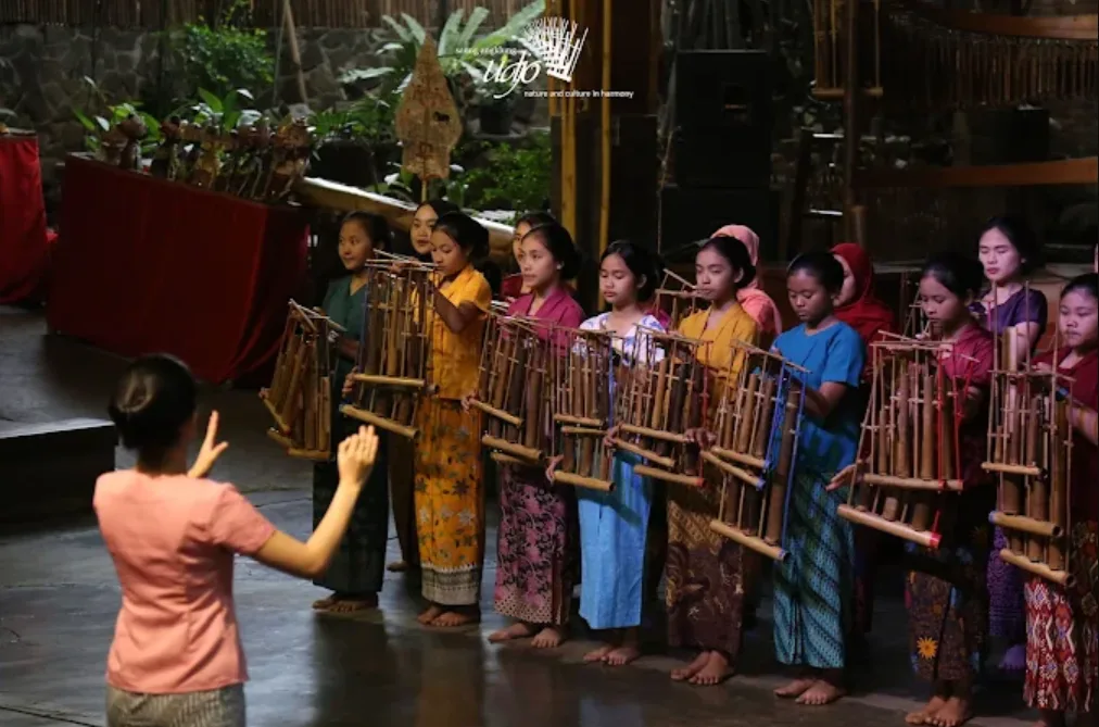 Saung Angklung Udjo, tampak anak-anak sedang bermain angklung.