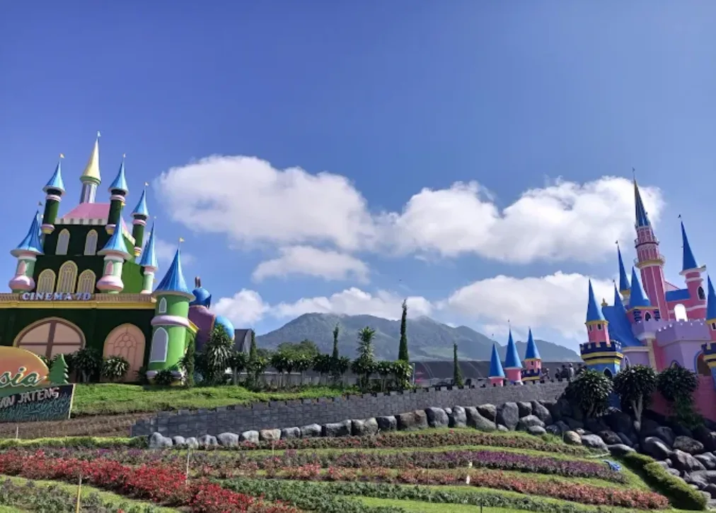 Taman Bunga New Celosia, terlihat 2 istana warna warni dan taman bunga yang indah