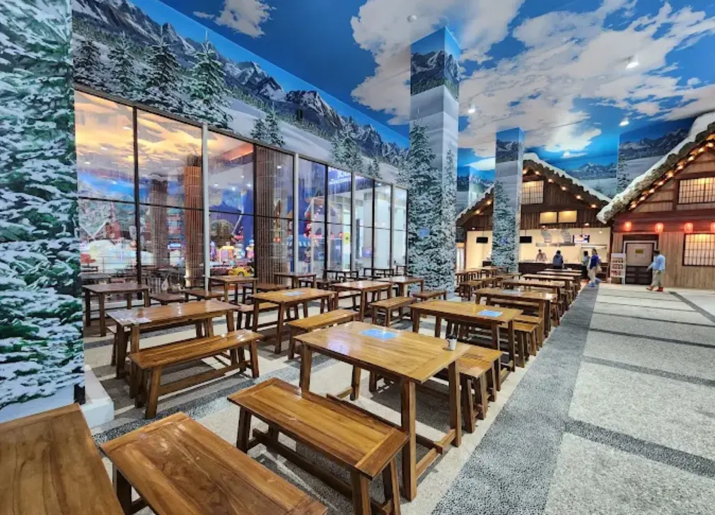 Trans Snow World Surabaya. tampak area makan dan suasana dalamnya yang penuh salju