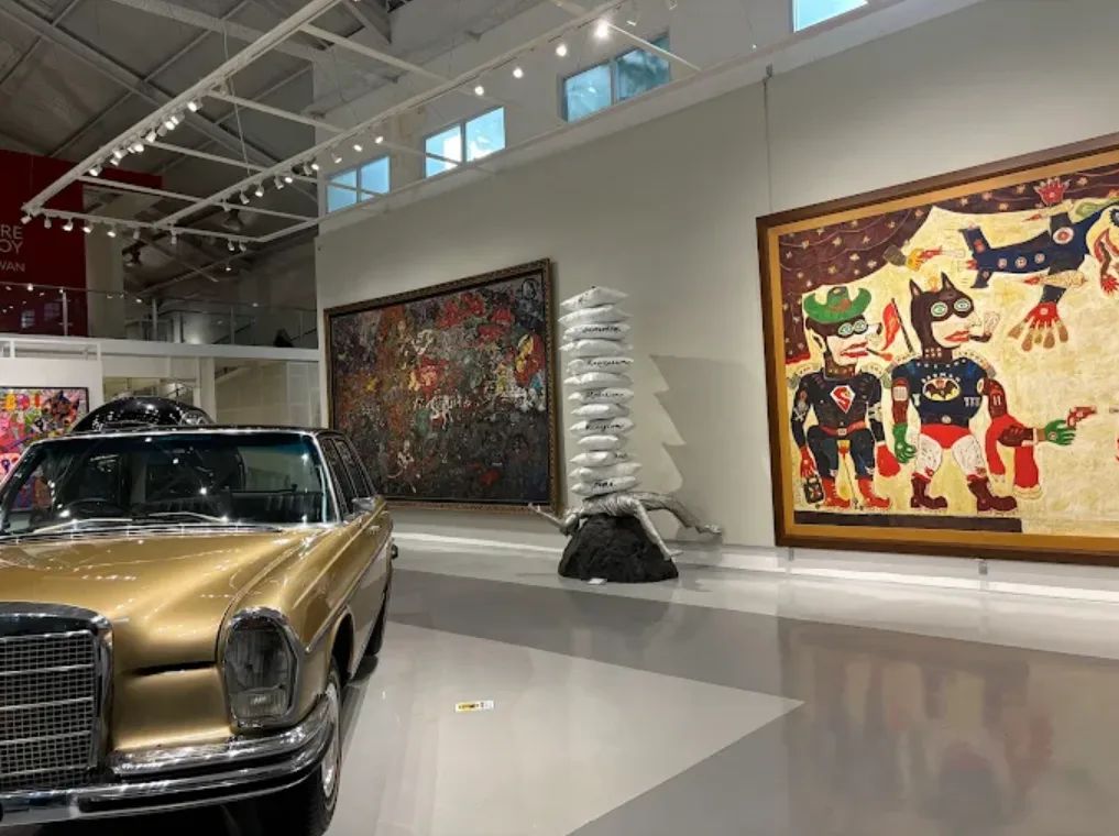 Tumurun Private Museum. tempat wisata anak di solo berbayar 50.000. tampak koleksi mobil tua, dan beberapa lukisan indah