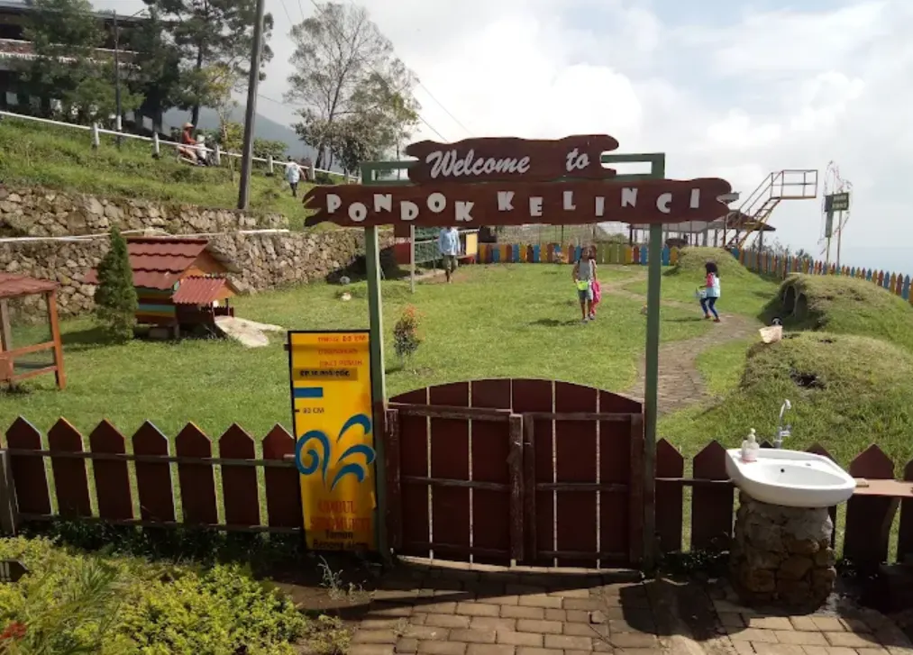 umbul sidomukti. ada pondok kelinci dan anak-anak yang sedang bermain di dalamnya