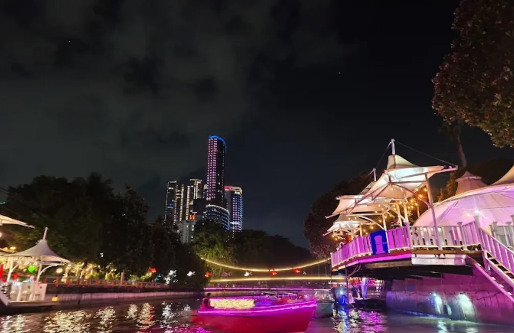 Wisata Perahu Kalimas (Taman Prestasi), perahu yang menyusuri sungai kalimas surabaya dengan pemandangan kota surabaya yang dihiasi lampu-lampu warna-warni