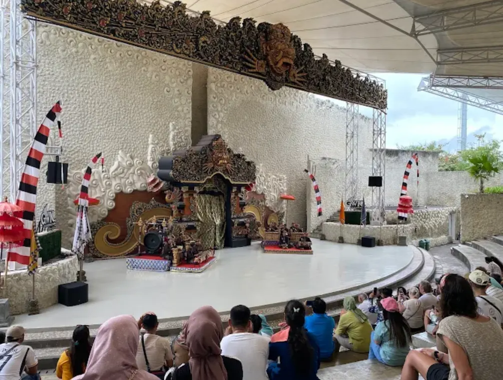 ada pentas di dalam garuda wisnu kencana setiap jamnya. ini foto saat pentas akan di mulai. banyak orang siap untuk mendokumentasikannya.