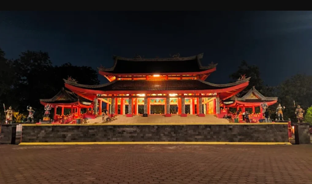 foto salah satu area kelenteng sam po kong. kelenteng bewarna merah dengan lampu kuning