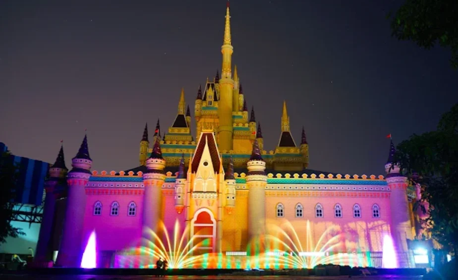 atlantis land kenjeran. ada istana dengan di hiasai sorot lampu warna warni