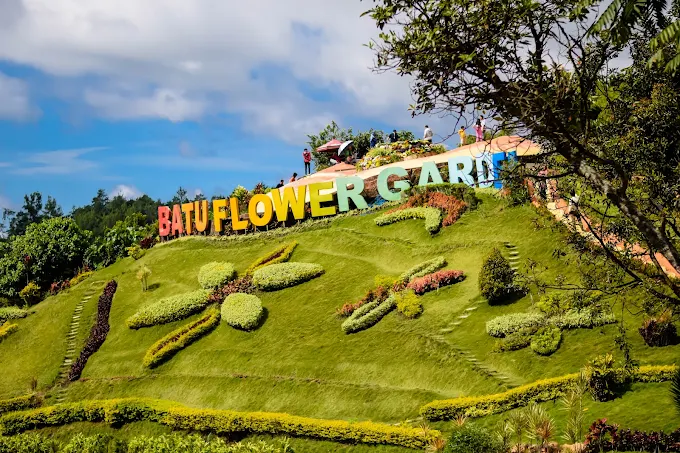 batu flower garden tampak depan di siang hari