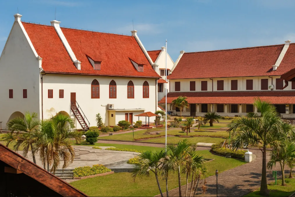 suasana benteng rotterdam di makassar. tampak benteng tua yang sepi dan adem.