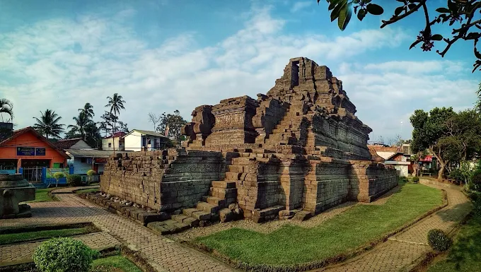 candi jago malang tampak samping