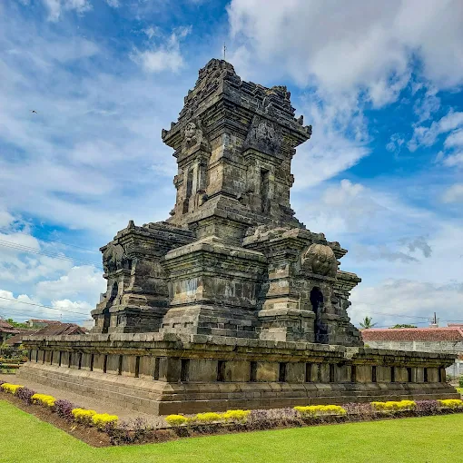 candi singosari tampak samping di siang hari yang cerah