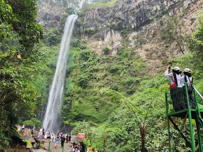 air terjun coban saat ramai pengunjung