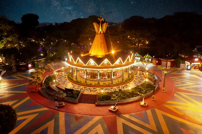 wahana bianglala di dufan saat malam hari