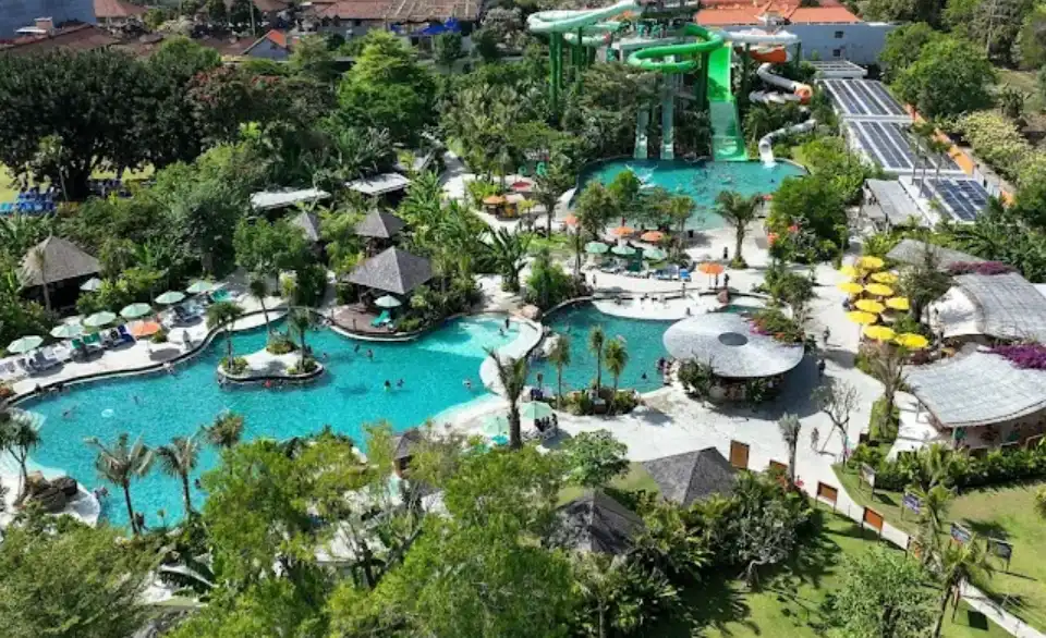foto keseluruhan waterbom bali. banyak wahana dan fasilitas yang disediakan.