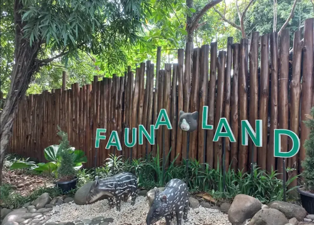 fauna land di jakarta. ada 2 tapir sedang berdiri