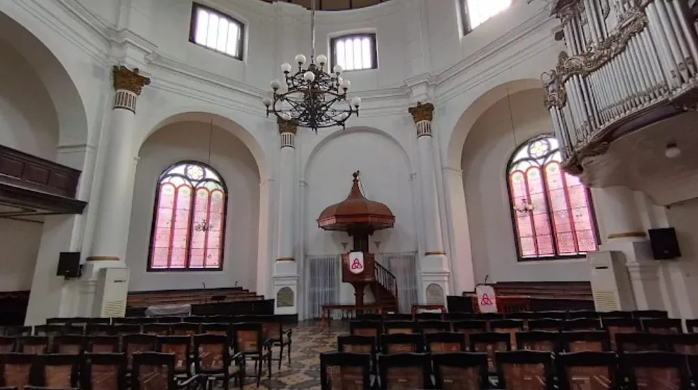foto tampak dalam gereja blenduk