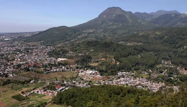 gunung panderman dengan pemandangan kota batu di siang hari