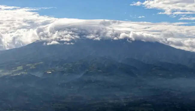 puncak gunung salak yang tertutupi oleh awan dan kabut